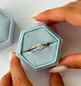 Bague en moissanite à double bande et tige fendue, coupe ronde, en argent 925 pour femme, cadeau idéal pour anniversaire ou promesse pour les amoureux - Product Image 6