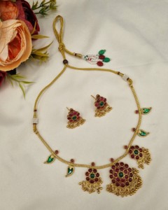 Parure de bijoux de temple délicate à motif floral artisanal, collier de créateur avec boucles d'oreilles pendantes assorties, fournisseur de bijoux pour occasions festives - Product Image 1
