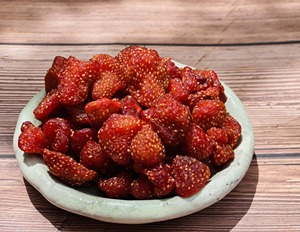 Soft <b>Chewy</b> Dried Strawberries Natural Fruit Snack Vietnam Wholesale Bulk Supply - Ms.Tarina - Product Image 4
