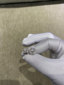 Boucles d'oreilles minimalistes pour femmes en argent sterling 925 avec moissanite incolore taille baguette et taille ronde, testées au diamant. - Product Image 2