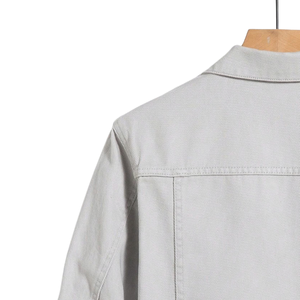 Veste en jean gris clair pour homme, col chemise, boutonnée sur le devant, manches longues, poches à rabat sur la poitrine, poignets boutonnés, style camionneur pour tous les jours - Product Image 4