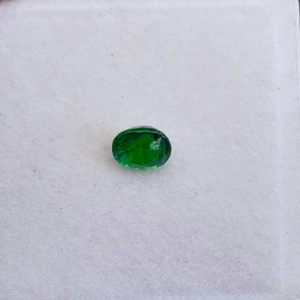 พลอยทซาโวไรต์ทรงคุชชั่น น้ำหนัก 2.55 กะรัต คุณภาพระดับ AAA พร้อมความเงางามระดับ AAA และสีเขียวสดใส ตัดและขัดเงาอย่างสมบูรณ์แบบ - Product Image 2