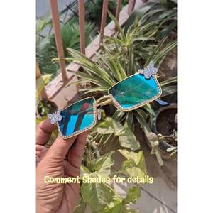 Gafas de sol de mujer con montura metálica de pentagrama y diamantes de imitación, ideales para bodas de verano, fiestas en la piscina, o como detalles de protección solar. - Product Image 1