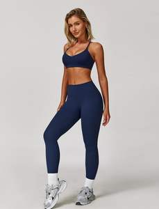 Ensemble de yoga sans couture le plus vendu pour hommes – Soutien-gorge de sport léger et legging 2 pièces – Confortable avec logo uni sur le devant - Product Image 4