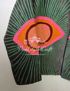 Chaqueta de terciopelo tejida a mano con diseño Kantha, ecológica, para mujer, estilo bomber de invierno, con ribete a rayas y bordado artesanal indio. - Product Image 5