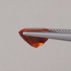 Hessonita Roja Natural, Gema Suelta de 3.66 Quilates, Corte Ovalado 10x7.5mm 6mm, Color Claro |   Joyería al por Mayor de Excelente Calidad con Certificación IGI - Product Image 2
