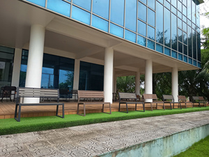 Banco moderno para patio exterior con estructura de acero y asiento de madera para área de terraza de jardín - Product Image 5