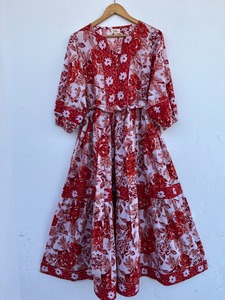 Robe longue en coton rouge à motifs floraux, imprimée à la main, avec bordures et ceinture en tissu, style bohème. - Product Image 5