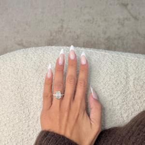 Anillo de Compromiso con Diamante de Corte Esmeralda Certificado por IGI de 10 Quilates, Tres Esmeraldas Laterales, Oro Blanco de 18k - Product Image 3