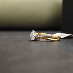 Anillo de compromiso de plata de ley 925 con moissanita de corte cojín de lujo, certificado IGI, moderno, con pequeños diamantes engastados en punta - Product Image 3