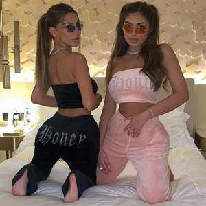 Ensemble de survêtement en velours avec logo personnalisé de haute qualité, débardeur streetwear tendance et pantalon de jogging pour femme, orné de lettres en strass - Product Image 3