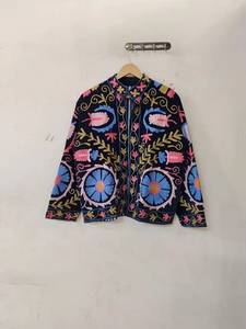 Veste d'extérieur réversible en velours de coton fait main pour femme, motif floral matelassé, broderie Suzani, style bohème ethnique vintage, collection automne/hiver - Product Image 1