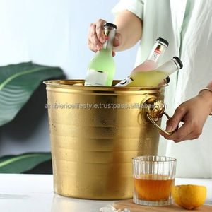 Cubo de hielo metálico de diseño clásico con tapa y asas laterales, ideal para almacenar hielo, enfriar vino y servir en bares. - Product Image 1