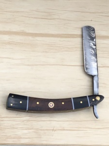 มีดโกนเหล็กดามัสกัสทำมือ ใบมีดคมเดียว ด้ามจับทำจากเขาสัตว์ จับถนัดมือ แถมปลอกหนัง ของขวัญสำหรับเขา - Product Image 6