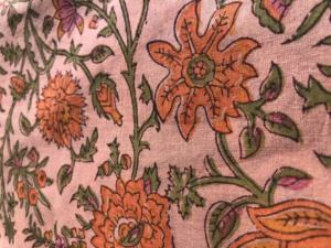 Tela de Algodón Estampada a Mano con Diseño Floral Naranja sobre Base Rosa |   Estampado floral tradicional indio - Product Image 3