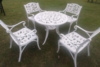 Ensemble de chaises à bascule de jardin en teck blanc avec table à pieds tournés et parasol rouge, mobilier de patio extérieur de style européen, durable