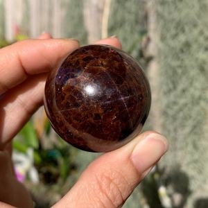 Bola de cristal pulida granate de llama divina de alta calidad, piedra curativa potente para el amor, la vitalidad y la lujosa decoración interior - Product Image 1