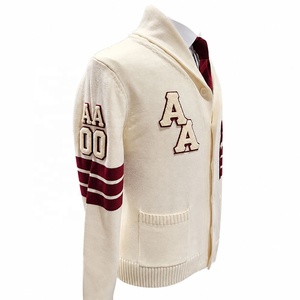 Cardigan en tricot doux pour homme, personnalisé en jacquard avec logo lettre, en coton, couleur crème, avec écusson et lettres brodés, rayures bordeaux - Product Image 4