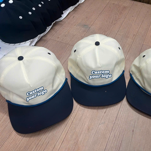 Casquette de baseball personnalisable avec broderie de logo sur patch, visière plate, non structurée, 5 panneaux, classique, snapback avec cordon - Product Image 4