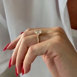แหวนเพชรเม็ดมะม่วงหิมพานต์สีเขียวมรกต แหวนสองเม็ด ทองคำขาว 18k รับรองโดย IGI ความใส VVS แหวนแต่งงาน/หมั้นสำหรับผู้หญิง ดีไซน์ทันสมัย - Product Image 2