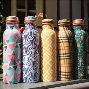 Bouteille d'eau en cuivre imprimée faite à la main, sans BPA, écologique, carafe métallique, vente en gros, gourde décorative en cuivre sans joint pour le bien-être - Product Image 1