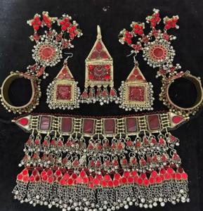 Collection de bijoux ethniques afghans ornés de pierres précieuses rouges rubis et de pendentifs en pièces de monnaie anciennes, avec fil tressé complexe - Product Image 5