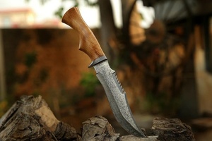 Couteau Bowie artisanal en acier Damas d'A&M ENTERPRISES, manche en bois, qualité industrielle, pour le camping, la survie et la chasse professionnelle. - Product Image 5