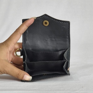 กระเป๋าสตางค์หนังแท้ลายดอกไม้ งานแฮนด์เมด ยี่ห้อ Leather Walla สำหรับทุกเพศ พร้อมตัวล็อคแบบกระดุม ป้องกันการโจรกรรม ขนาดสั่งทำได้ - Product Image 4
