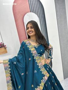 Elegante Conjunto de Lehenga-Choli-Dupatta para Festivales con Bordado Vichitra, Cordón, Lentejuelas e Hilo con Trabajo Dori, Moda Femenina - Product Image 2