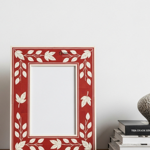 Cadre photo décoratif artisanal en os incrusté de motifs floraux rouges - Product Image 5