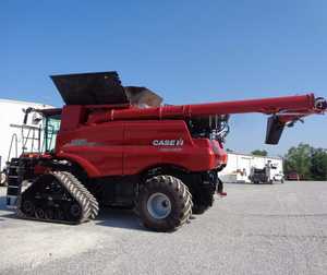 Moissonneuse-batteuse Case IH 9250 à grande capacité avec vis sans fin transversale indépendante, couvercles de silo à grains hydrauliques pliables, vis sans fin de déchargement pivotante de 50 pieds - Product Image 3