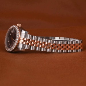 Montre de luxe personnalisée Vanguard VVS Moissanite en or rose, entièrement sertie de pierres, boîtier tonneau incurvé, avec indicateur Cyber Baguette et maillons - Product Image 4