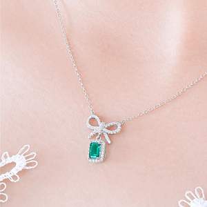 Elegante Collar con Colgante de Piedra Verde Corte Esmeralda y Diamante Cultivado en Laboratorio en Oro Blanco, Collar de Regalo para Ella, Joyería de Diamantes - Product Image 2