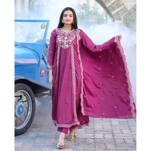 ชุดราตรีปาร์ตี้ออกแบบโดยดีไซเนอร์มีงานปักลายลำดับข้อความสง่างาม - Product Image 4