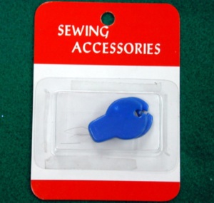 Enfile-aiguille DK-466 avec couteau |   Enfile-aiguille en plastique écologique pour broderie et quilting, outil de couture simple et portable - Product Image 2