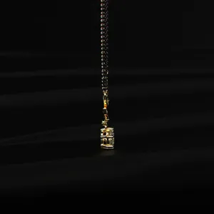 Collier de luxe pour femme, pendentif minimaliste en or avec diamant solitaire rond et motif feuille de vigne, bijoux de mariée en diamant. - Product Image 4