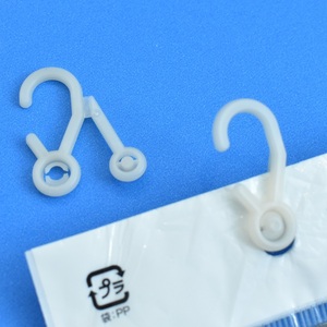 Crochet pour chaussettes en plastique Crochet QP 8 utilisations pour accrocher des chaussettes Emballage fabriqué par du plastique biodégradable écologique au Vietnam 500 pcs/sac - Product Image 3