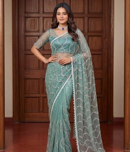 Sari indien traditionnel ethnique de créateur pour mariage, avec broderie en résille lourde et travail de sequins, pour femme, coupe tendance - Product Image 1
