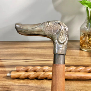 Bâtons de marche rustiques modernes en bois naturel écologique avec poignée en laiton poli, idéaux pour les cadeaux - Product Image 1