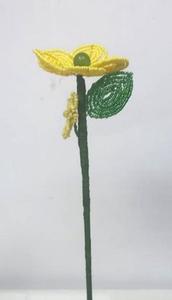 Fleur artisanale perlée jaune avec tige et feuille vertes pour usage décoratif, style simple, revêtement plastique - Product Image 1