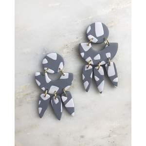 Boucles d'oreilles en résine haut de gamme, accessoires élégants en cristal pour les fêtes, les occasions décontractées et les tenues festives, fabriquées à la main pour une durabilité longue durée - Product Image 2