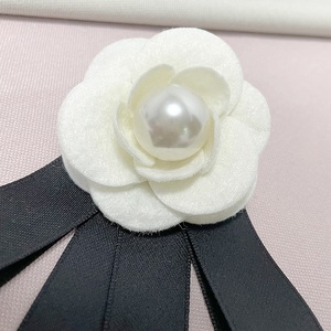Broche de col vintage Fleur de Camélia, Épingle de revers florale chic, Bijou en tissu pour femme, idéal pour les tenues de bureau, de mariage et de soirée - Product Image 2