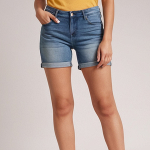 Pantalones cortos vaqueros holgados hasta la rodilla para niñas, con lavado desgastado y opciones de detalles rasgados/desgastados - Product Image 4