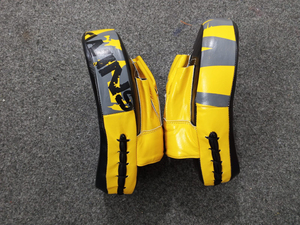 Guantes de Boxeo Dobles Resistentes en Negro y Amarillo, Manoplas Curvas de Cuero para Entrenamiento de Artes Marciales, Kickboxing y Muay Thai - Product Image 5