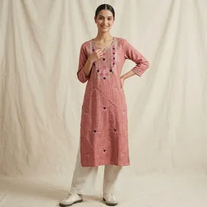 Kurti rose en jute et coton pour femme, col en V, brodé, tunique droite, manches trois quarts, détails floraux, tenue décontractée ethnique pour tous les jours - Product Image 1