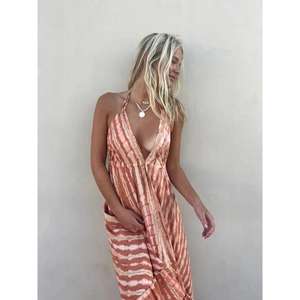 เดรสยาวผ้าฝ้ายแท้ 100% ลายมัดย้อมสีสันสดใส สไตล์สนุกสนานและอิสระ คอแบบผูก สายคล้องคอ ทรงหลวมพลิ้วไหว - Product Image 3