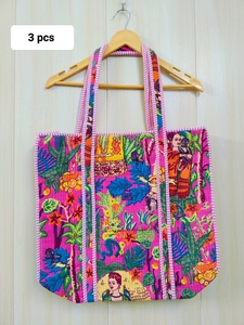 Sac fourre-tout personnalisé pour femme, doublure en coton matelassé avec imprimé bloc, options de vente en gros pour organisateur lavable, idéal pour les voyages et le shopping, différentes tailles - Product Image 3