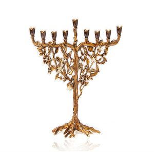 Elegante menorá dorada de Hanukkah de nueve ramas con adornos ornamentados y una base ancha. Disponible a precios de mayorista. - Product Image 3