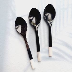 Cucharas de cuerno hechas a mano con conchas, condimentos de azúcar incrustados, utensilio de cocina con mango, venta al por mayor, cuchara de cuerno - Product Image 1