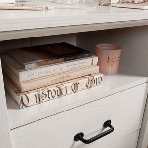 Table de chevet moderne de style farmhouse de luxe Harrington avec 2 tiroirs, finition en bois blanc - Product Image 6
